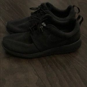 Men’s Nike roshe all black size 10